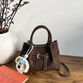 Sac seau en daim marron foncé avec surpiqûres contrastées et pendentif chien en peluche - Avec Pendentif / Marron