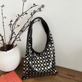 Sac hobo noir brillant avec rivets argentés punk et style porté épaule très tendance - Noir