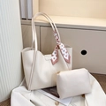 Détail d'un ensemble cabas crème et pochette avec foulard à pois sur fond élégant - Blanc Cassé