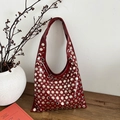 Sac hobo vintage rouge brillant orné de nombreux rivets métalliques argentés ronds - Rouge