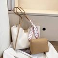 Détail du sac fourre-tout blanc en similicuir avec lanières brunes et foulard en soie à pois - Kaki