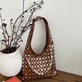 Sac hobo marron foncé avec rivets punk argentés sur une surface en similicuir lisse - Marron