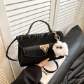 Sac bandoulière rétro noir avec texture plissée, boucle dorée et breloque en peluche - Avec Pendentif / Noir