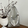 Sac hobo argenté à finition métallique avec rivets ronds argentés pour femmes - Argent