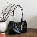 Grand sac cabas noir rétro en daim avec breloque en perles et fines bandoulières - Avec Pendentif / Noir Brillant