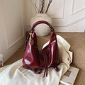 Bolso de hombro chic en cuero brillante burdeos con colgante dorado y flecos - Con Colgante / Burdeos