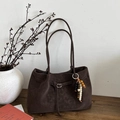 Grand cabas vintage marron foncé en daim avec perles en bois et boucle en métal argenté - Avec Pendentif / Suède Café