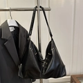 Borsa tote minimalista in ecopelle nera lucida con doppi spallacci e design retrò - Nero