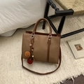 Sac fourre-tout tissé marron caramel avec pendentif bohème sur tapis moelleux - Avec Pendentif / Marron