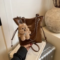 Glänzende dunkelbraune Beuteltasche mit Kettenriemen und süßem Teddybär-Anhänger - Mit Anhänger / Braun
