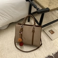 Grand sac cabas rétro en similicuir marron foncé et tissage kaki avec pompon multicolore de luxe - Café Avec Pendentif