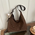 Detalle de bolso hobo vintage con estampado de leopardo, textura de ante y colgante de béisbol - Con Colgante de Béisbol / Marrón
