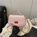 Rosafarbene Umhängetasche aus PU-Leder mit Kirsch-Anhänger und praktischem Tragegriff - Rosa