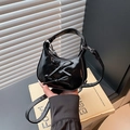 Mini sac élégant en cuir verni noir avec double nœud et bandoulière amovible - Noir