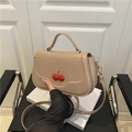 Schicke beige Umhängetasche mit süßem Kirschverschluss und oberem Tragegriff-Design - Khaki