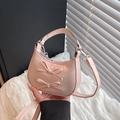 Mini sac à main rose en cuir PU avec nœuds et bandoulière amovible tenu à la main - Rose