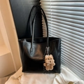 Minimalistische schwarze Leder-Shopper-Tasche mit braunem Plüschbär-Anhänger für den Alltag - Mit Anhänger / Schwarz