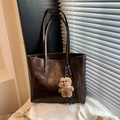 Dunkelbraune Retro-Leder-Tote-Tasche mit Plüschbär-Anhänger und langen Schultergurten - Mit Anhänger / Braun