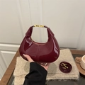 Borsa a mezzaluna in pelle verniciata bordeaux lucida con finiture dorate e tracolla - Borgogna