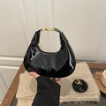 Borsa a mezzaluna in pelle verniciata nera con dettagli dorati e tracolla sottile - Nero
