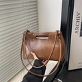 Vintage braune Lederhandtasche mit Goldnieten und einem eleganten Crossbody-Gurt - Braun