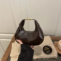 Borsa a mezzaluna in pelle verniciata marrone scuro con finitura lucida e tracolla rimovibile - Caffè Scuro