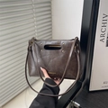 Vintage Handtasche aus dunkelbraunem Ölwachsleder mit Nieten und goldener Aufschrift - Braun