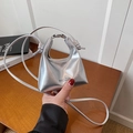Bolso bandolera plateado chic con acabado metálico y asa superior de HYLLZZA - Plateado