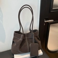 Bolso tote grande de ante gris carbón con costuras blancas en contraste y mini neceser - Marrón
