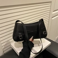 Modische schwarze Schultertasche mit Leder-Schleifenriemen und silberner Metallschnalle - Schwarz