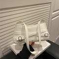 Cremeweiße Leder-Baguette-Tasche mit Schleifendetail und silbernen Schnallen - Weiß
