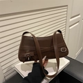 Dunkelbraune Baguette-Tasche aus Leder mit silberner Schleifenschnalle und Schultergurt - Braun
