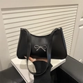 Elegante bolso de hombro en cuero sintético negro con un lazo metálico plateado - Negro