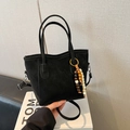 Elegante borsa a secchiello nera minimalista con un ciondolo chic in perline di legno - Con Ciondolo / Nero
