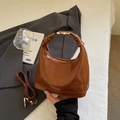 Braune Halbmond-Schultertasche aus Leder mit Prägung und goldenen Beschlägen - Braun