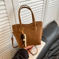 Borsa a secchiello in camoscio marrone con nappa di perline e tracolla rimovibile - Con Ciondolo / Marrone