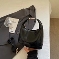 Elegante glänzende schwarze Leder-Halbmondtasche mit Logo-Prägung und Metall-Elementen - Schwarz
