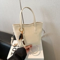 Elegante borsa a secchiello beige con ciondolo in perle di legno e tracolla rimovibile - Con Ciondolo / Bianco