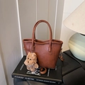 Brown lychee grain bucket bag with teddy bear pendant and removable strap - With Pendant / Brown