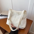 Minimalistische witte corduroy draagtas voor dames met groot voorvak en verstelbare riem - Wit