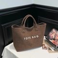 Borsa tote marrone scuro in finta pelle scamosciata con stampa scritta TOTE BAG bianca - Marrone