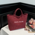 Borsa tote in camoscio bordeaux con scritta TOTE BAG bianca e capienza generosa - Rosso