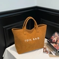 Grande borsa tote in finta pelle scamosciata color caramello con stampa TOTE BAG bianca - Marrone
