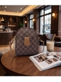 Mini borsa per telefono a scacchi con patta in pelle marrone e dettagli in oro lucido - caffè