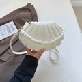 Dettaglio della borsa a conchiglia bianca con texture pieghettata e manico di perle - Bianco