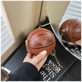 Mini bolso bandolera con forma de baloncesto marrón con cadena dorada y cuero texturizado - Marrón