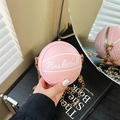 Detalle del bolso bandolera creativo con forma de baloncesto rosa y cadena dorada - Rosa