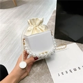 Mini bolso cubo blanco con asa de perlas grandes y cadena dorada en cuero PU mate - Blanco
