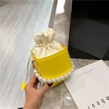 Bolso de cubo amarillo moderno con asa de perlas grandes y cordón en color crema - Amarillo