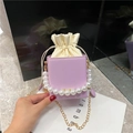 Mini bolso cuadrado lavanda con elegante asa de perlas sintéticas y cadena dorada - Morado